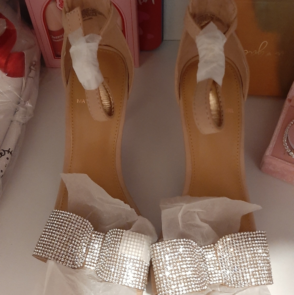 Elegant Tan Material Girl Women's Size 7 Shoes with Rhinestone Bow